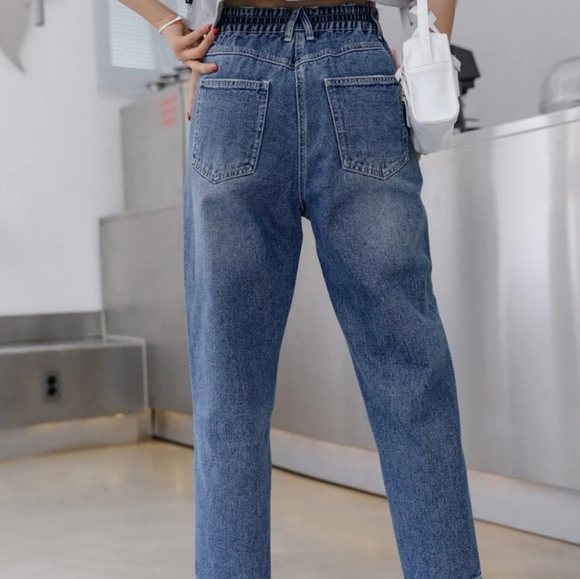 High-Rise Crop Mom Jeans - Picture 3 of 6